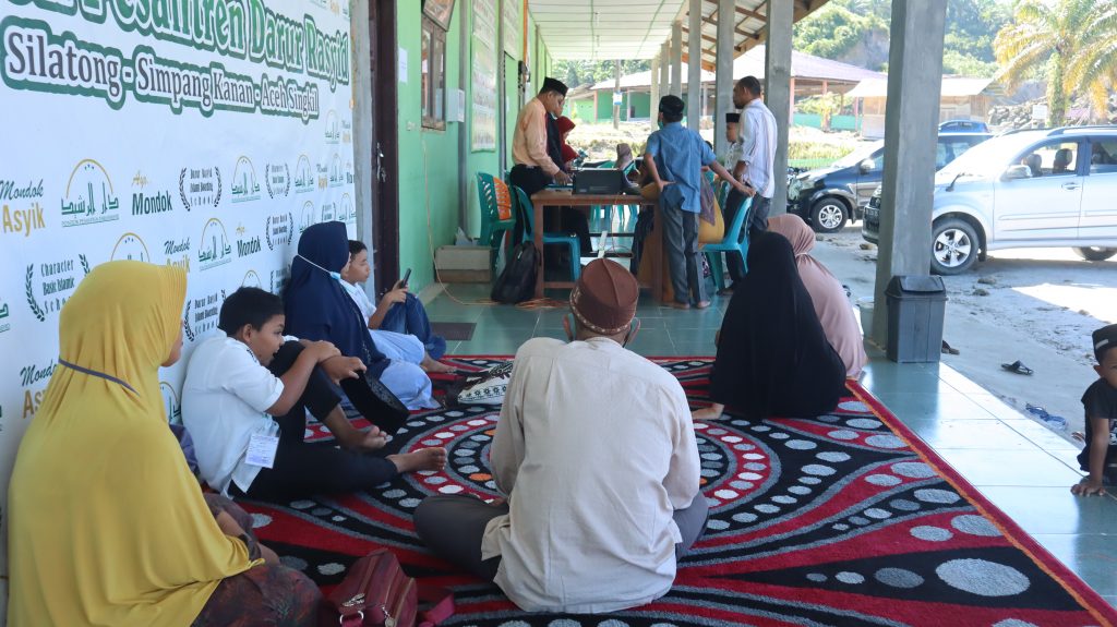 Beliau menambahkan, Setiap santri yang mendaftar langsung mengikuti ujian tes lisan dan wawancara setelah mengisi formulir registrasi, ini akan terus berlanjut sampai akhir pendaftaran ditutup pada tanggal 27 April 2021, kelulusan dari setiap calon santri pendaftar bersandar pada kriteria kelulusan yang ditetapkan.