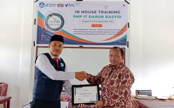 SMP IT Darur Rasyid Selengrakan In House Training Dalam Meningkatkan Potensi Guru dan Tendik