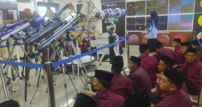 Santri Darur Rasyid Perdalam Ilmu Falak di Observatorium OIF UMSU