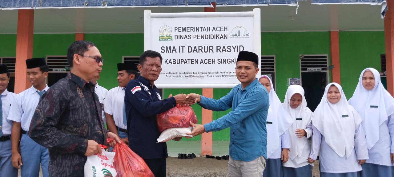 Cabdin Aceh Singkil Salurkan Bantuan ke SMA IT Darur Rasyid